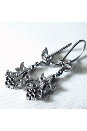 Antika Platin Modeli Pırlanta Taşlı Üzüm Temalı Küpe