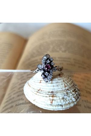 Vintage Tasarım Platin Modeli Yakutlu ve Pırlanta Taşlı Mini Mekik Yüzük