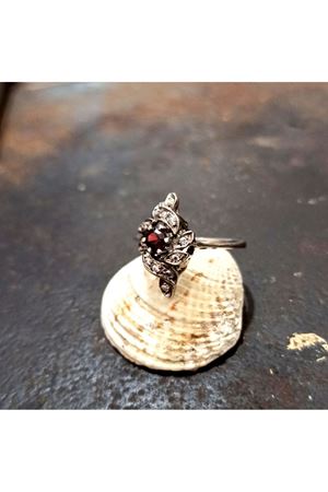 Vintage Tasarım Platin Modeli Yaprak Temalı Mekik Yakut Taşlı Pırlanta Yüzük