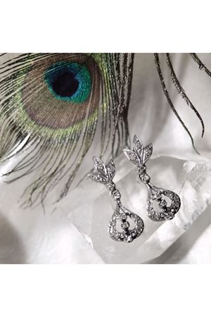 Antika Minimal Damla Modeli Sallantılı Çivili Pırlanta Küpe