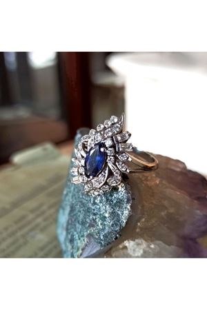 Antika Özel Üretim Platin Modeli Fantazi Çiçekli Safir Taşlı Mekik Yüzük