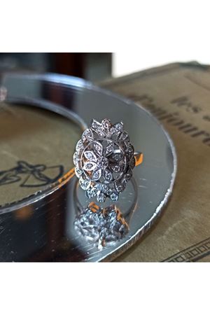 Antika Platin Modeli Çiçekli Kütburun Mekik Temalı Pırlanta Yüzük