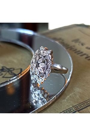 Antika Platin Modeli Çiçekli Kütburun Mekik Temalı Pırlanta Yüzük