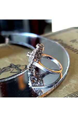 Antika Platin Modeli Çiçekli Kütburun Mekik Temalı Pırlanta Yüzük