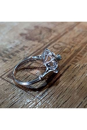 Antika Platin Modeli Pırlanta Taşlı Lava Papatya Yüzük