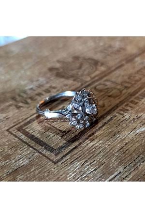 Antika Platin Modeli Pırlanta Taşlı Lava Papatya Yüzük