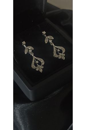 Antika platin modeli Fiyonklu damla temalı Çivili Pırlanta küpe