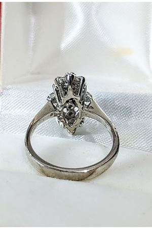 Platin Modeli Çiçek Yüzük