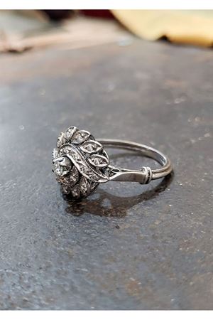 Antika Platin Modeli Pırlanta Taşlı Lava Papatya Yüzük