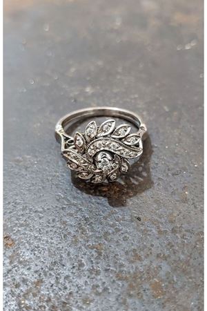 Antika Platin Modeli Pırlanta Taşlı Lava Papatya Yüzük