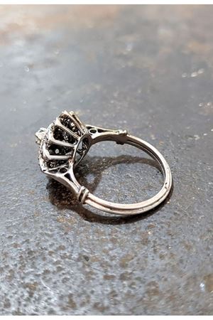 Antika Platin Modeli Pırlanta Taşlı Lava Papatya Yüzük