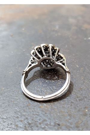 Antika Platin Modeli Pırlanta Taşlı Lava Papatya Yüzük