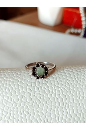 Vintage Tasarım Platin Modeli Safir Kakmalı Zümrüt Taşlı Anturaj Temalı Yüzük