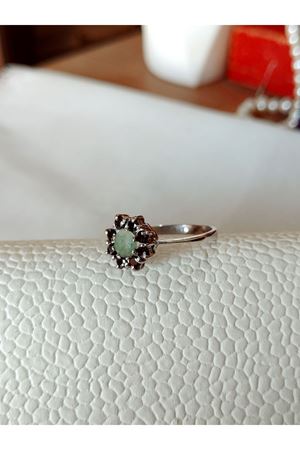 Vintage Tasarım Platin Modeli Safir Kakmalı Zümrüt Taşlı Anturaj Temalı Yüzük