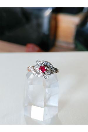 Vintage Tasarım Yakut Taşlı Platin Modeli Yapraklı Yüzük 